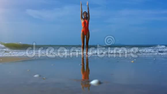 苗条金发女孩在海滨做瑜伽运动视频的预览图