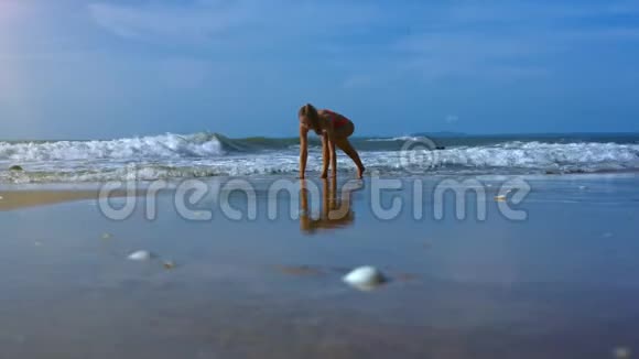 在沙滩上用瑜伽姿势洗女足视频的预览图