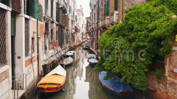 威尼斯街道上的一条运河停泊的船只视频的预览图