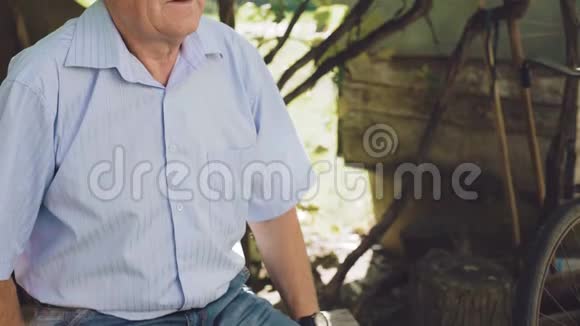 皱纹老人的肖像看在手表和思考4K视频的预览图