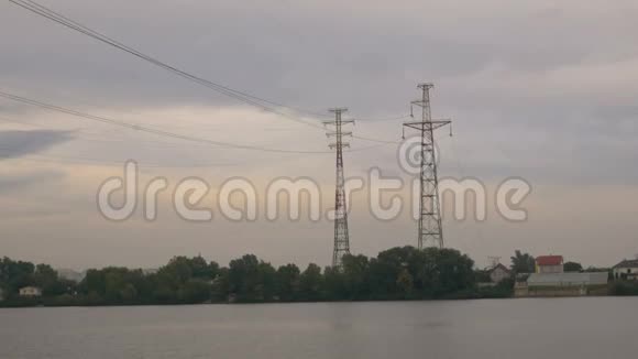 河岸上高电墩通过一段距离传输电力视频的预览图