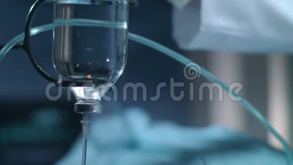 外科手术时医务人员将针头放入滴度柜输液治疗视频的预览图