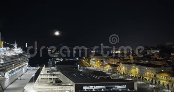 空中观景里斯本市中心葡萄牙历史悠久的旧城区的夜晚时光流逝视频的预览图