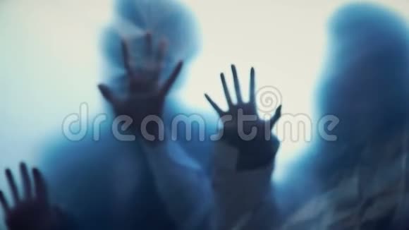 透明胶片背后的人类轮廓伸展双手可怕的噩梦视频的预览图