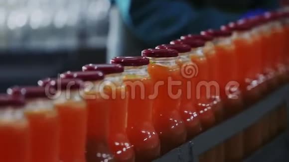 生产中的天然果汁玻璃瓶视频的预览图