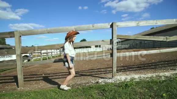 聪明的小女孩在马厩里奔跑4K视频的预览图