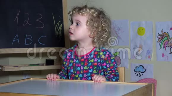 手给可爱的小女孩酸奶和面包幼儿开始吃视频的预览图