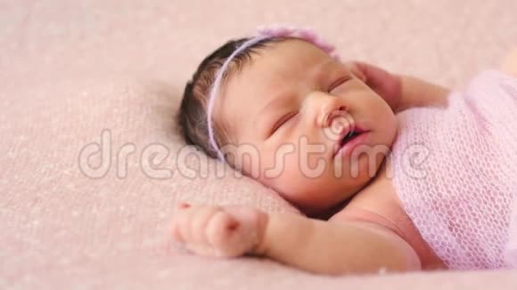 可爱的新生婴儿躺在床上视频的预览图