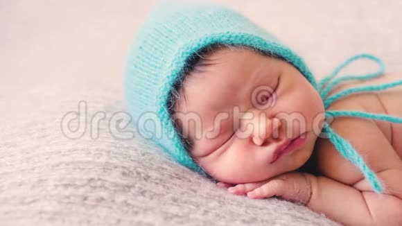 可爱的睡宝贝蓝色针织帽子视频的预览图