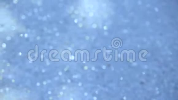 蓝色闪光的粒子在地面上发光视频的预览图