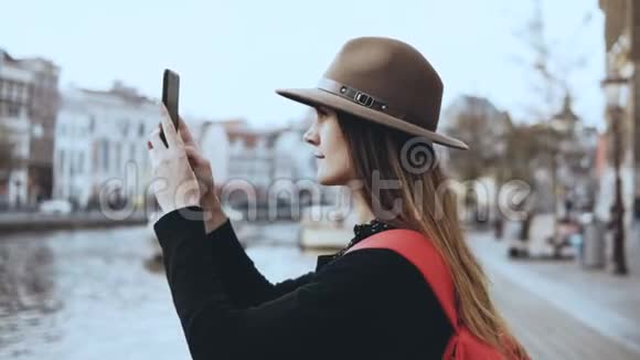 兴奋的白种人旅游女士享受老城女性长发在时尚帽子电影惊人的城市景色4K视频的预览图