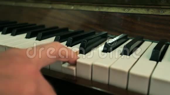 弹钢琴视频的预览图
