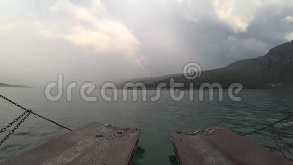 渡轮驶向土耳其Samsun省Vezikopru区Sahinkaya湖码头视频的预览图