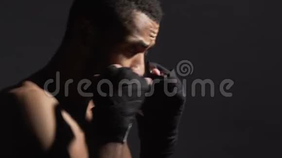 强大的两族踢脚手做空中拳击训练泰式格斗运动视频的预览图