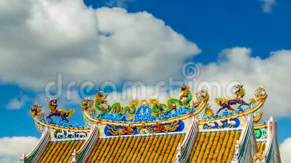中式屋顶龙像与中国艺术狮子视频的预览图