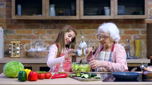 孙子女帮奶奶做饭视频的预览图