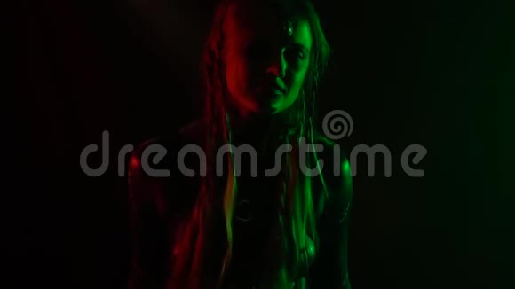 红色的绿色光用三只眼睛照亮了一个女孩视频的预览图