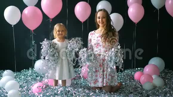 母亲节的概念快乐的女人和年轻的女孩庆祝生日编着五彩纸屑视频的预览图