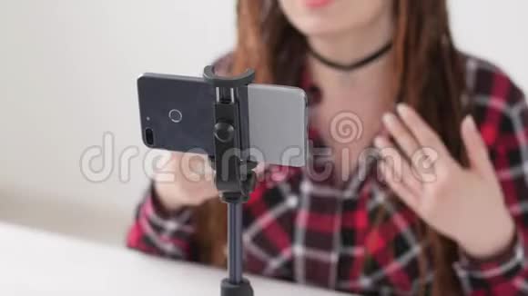 博客和视频广播的概念年轻女性博主在智能手机上录制视频或直播视频的预览图