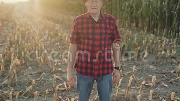 一位成功的资深农民用交叉的双手对着镜头微笑视频的预览图