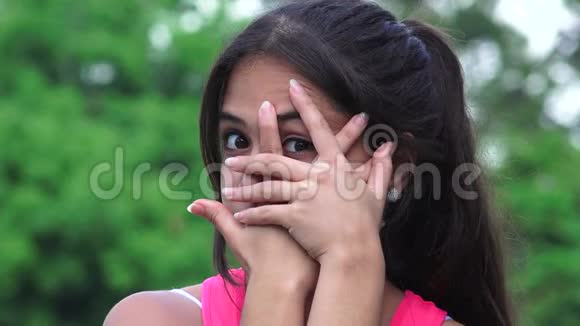 女青少年的双手遮住脸视频的预览图