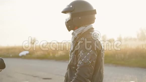 摩托车上一个骑自行车的人的肖像看着照相机4K视频的预览图