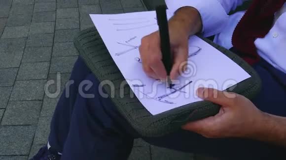 解散拉斯特兰尼男子坐在街上一个盒子与个人物品在腐烂的纸板周围视频的预览图