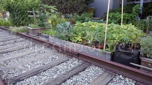 铁路轨道社区花园视频的预览图