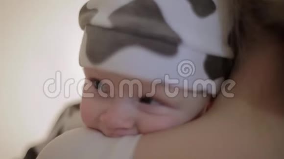 白人画室里金发女人抱着美丽的白种人婴儿的肖像视频的预览图
