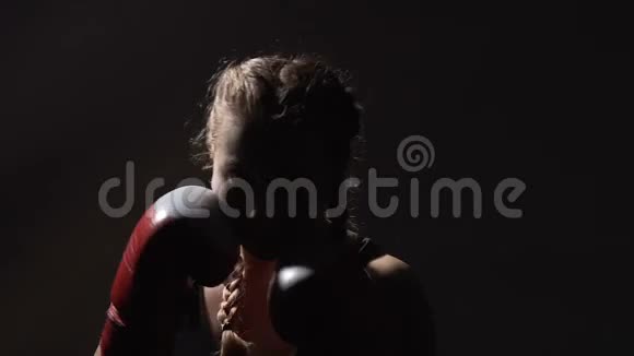 好斗的女Muay泰国拳击手战斗前训练自卫课程视频的预览图