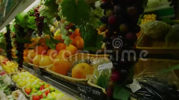 商店柜台上有很多蔬菜和水果视频的预览图
