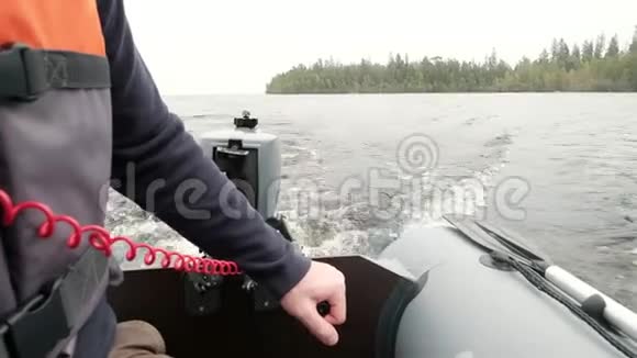 在拉多加湖驾驶摩托艇视频的预览图
