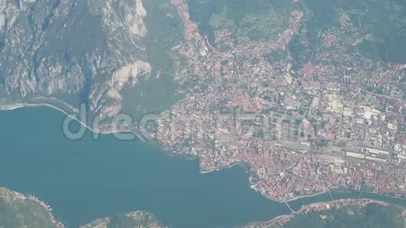 意大利莱科市从飞机窗口的空中景观视频的预览图