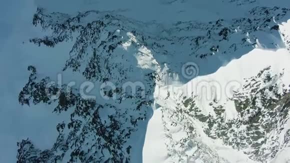 阳光明媚的一天欧洲阿尔卑斯山的雪顶和山岭鸟瞰图视频的预览图