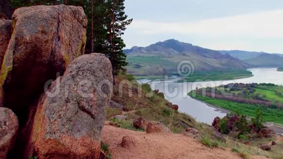 夏天白天从山上俯瞰河流前景是一块岩石视频的预览图