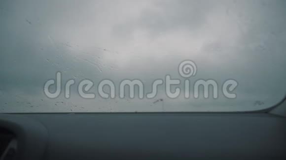 窗户上的雨滴和雷声视频的预览图