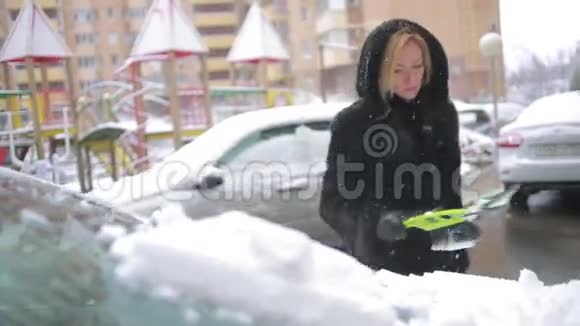 女人从车里擦雪视频的预览图