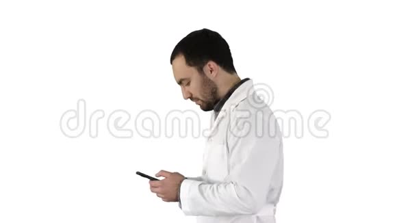 男医生走路聚精会神地看着手机屏幕最后在白色背景上唱歌视频的预览图