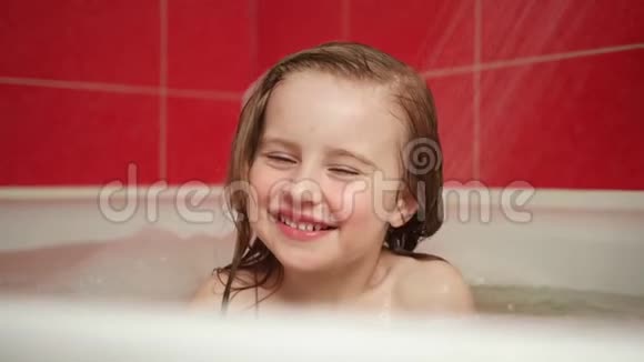 小女孩洗澡的时候玩着淋浴器视频的预览图