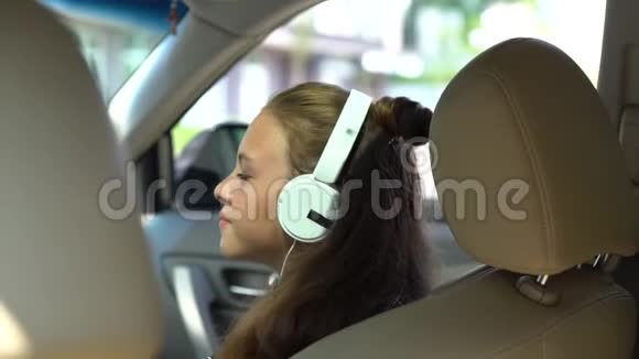 小女孩在车里听音乐视频的预览图