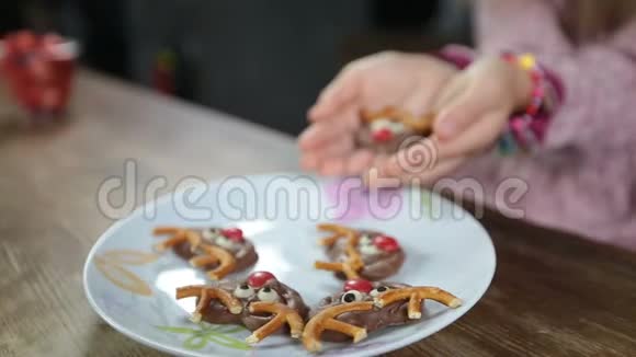 儿童的手提供美味的自制饼干视频的预览图