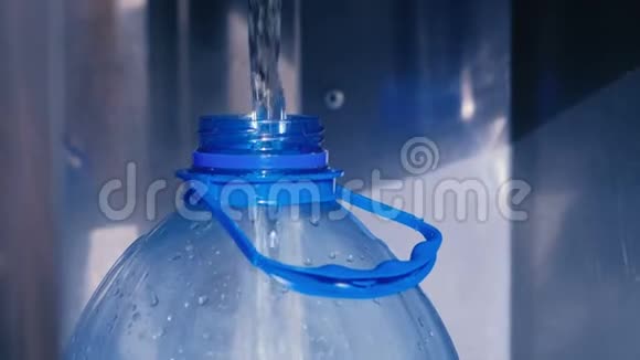 水倒入塑料瓶中视频的预览图