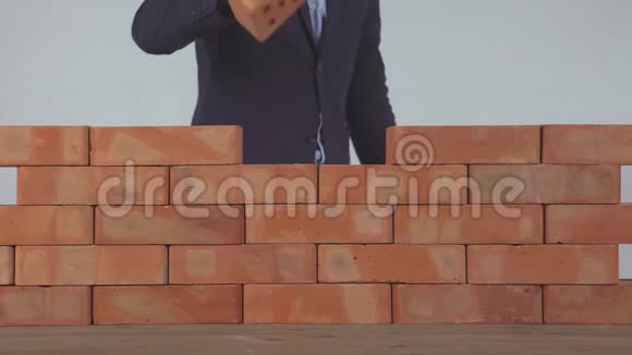 人把砖放在墙上视频的预览图