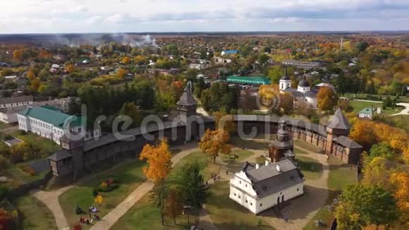 秋季乌克兰巴图林堡的鸟瞰图摄像机从右到左跟踪视频的预览图