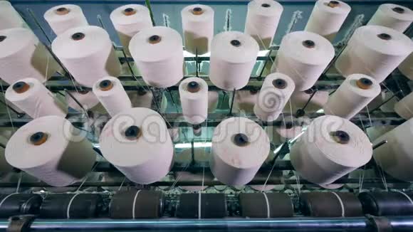 用白线绕线轴缝纫纺织厂设备视频的预览图