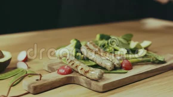 在沙拉上加入寿司视频的预览图