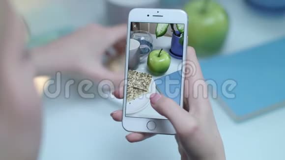 手机拍照食物绿色苹果和小吃的女性手工制作食品组成视频的预览图