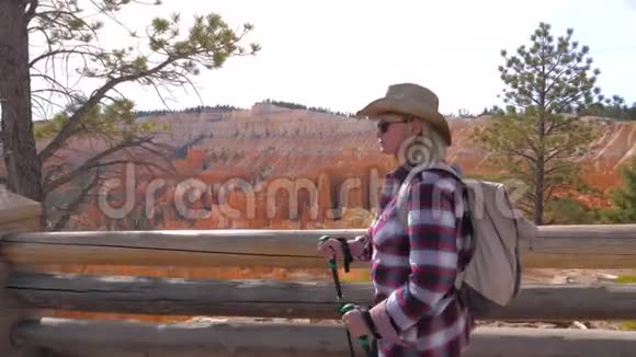 前往背景橙色红砂岩山脉布莱斯峡谷的女游客视频的预览图