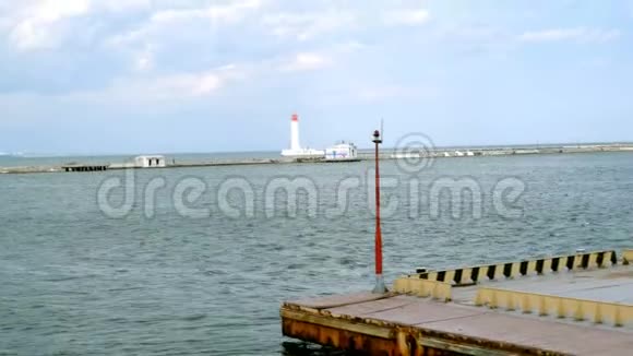 孤独的灯塔位于大海中背景是敖德萨湾紧邻黑海的敖德萨港视频的预览图