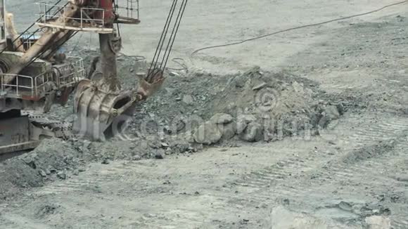 采矿挖掘机的特写用铲斗铲起矿石采石采矿设备视频的预览图